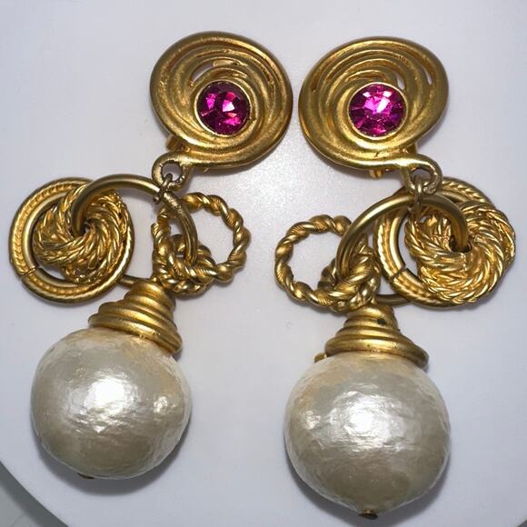 1980s vintage gold tone pink rhinestones massive faux pearl clip on earrings - Picture 2 of 9